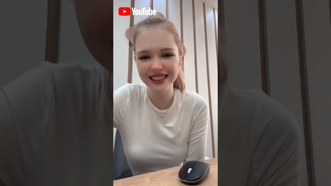 BEAUTIFUL BLONDE GIRL LIVES STREAMING WHILE WORKING AS A CAFE CASHIER💼👀