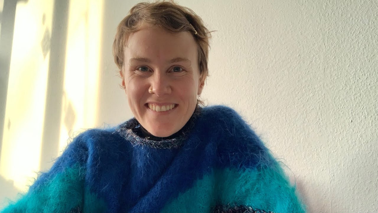 Glitzer auf der Bühne. Wollpulli im Klub. Komm in meinen Fanklub :)