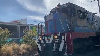 Tren con una carga extraña de ver entrando a Guadalajara!! Lleno de carros de campamento!