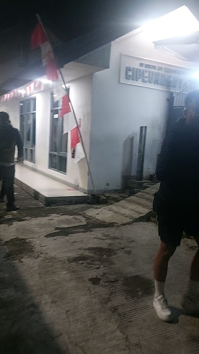 ramenya pedagang di stasiun cipeundeuy #kai #railway #railfan