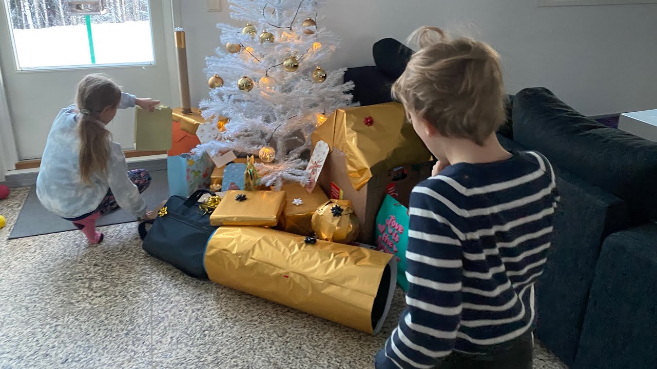 Lapset avaa joululahjoja 2021