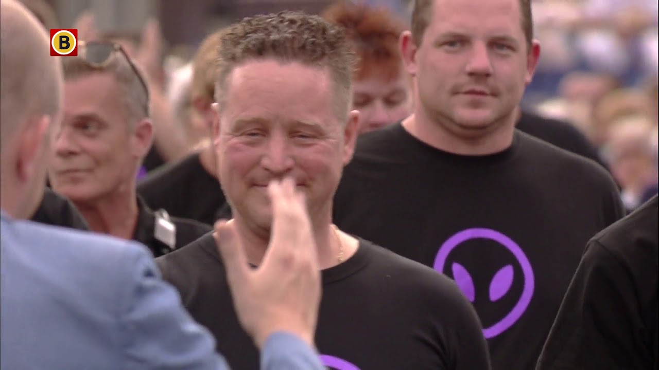 Corsowagen stort in vlak voor start bloemencorso Valkenswaard