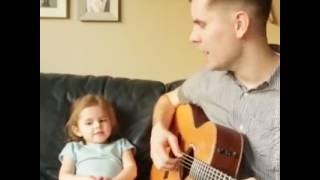 Video thumbnail of "Hermoso. Bello. Papá e hija cantando juntos. 🤗😇"