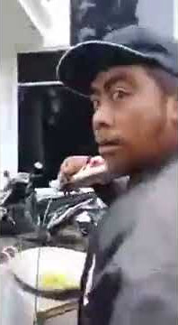 Pedagang Galak, jualan Basreng sambil marah.