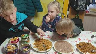 Видео Прислали еды. Бедные дети, мечтают о шашлыках (автор: 7-Я Колесниковы)