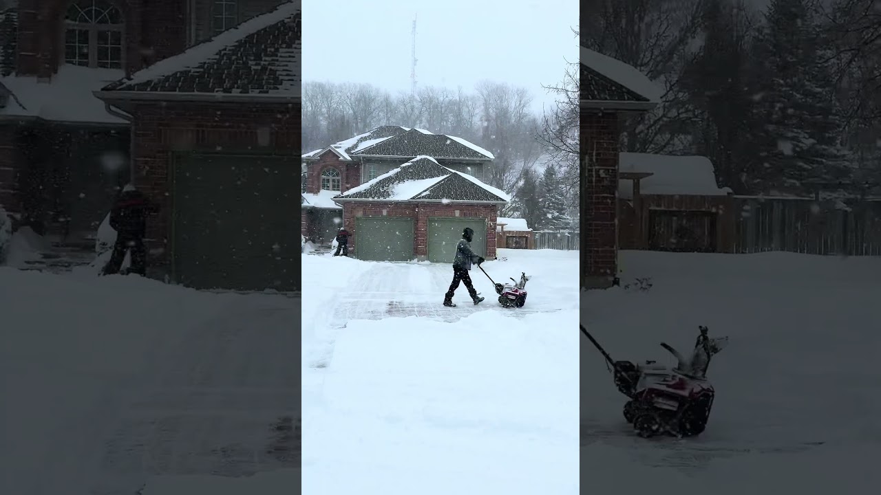 Кто-нибудь догадается, почему я сбрасываю снег в ПРАВУЮ сторону? 🤔❄️ 
