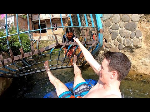 Anak-anak MENYELAMATKAN SAYA dari Sungai Bukit Lawang! 🇮🇩