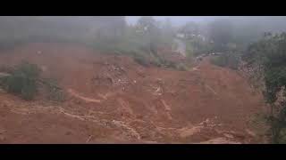 கண்டி மாவட்டத்தில் ரம்புக் எல கிராமத்தில் மண்சரிவில் சிக்குண்டு பல வீடுகள்