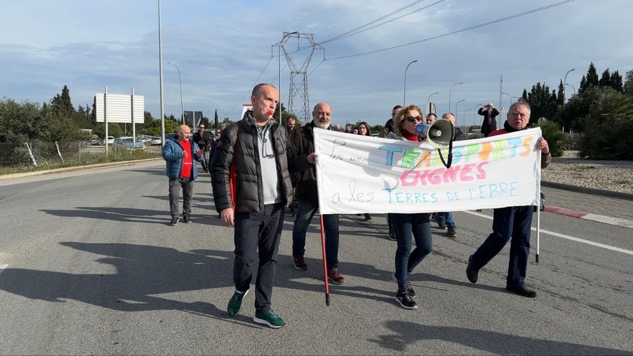 Trens Dignes denuncia amb un tall viari que el nou Pla de Transport no preveu millores per a l’Ebre