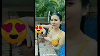 artis cantik maria vania lagi mandi pagi. seger