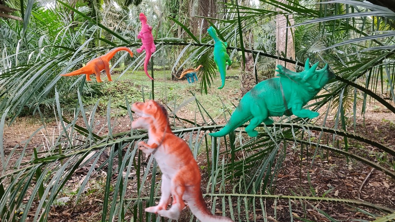 Menemukan hewan dinosaurus tergantung di hutan || petualangan mencari hewan dinosaurus