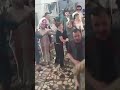 رجل يتجاهل الزلزال ويواصل طعامه في إسطنبول رجل يتجاهل الزلزال ويواصل طعامه في إسطنبول