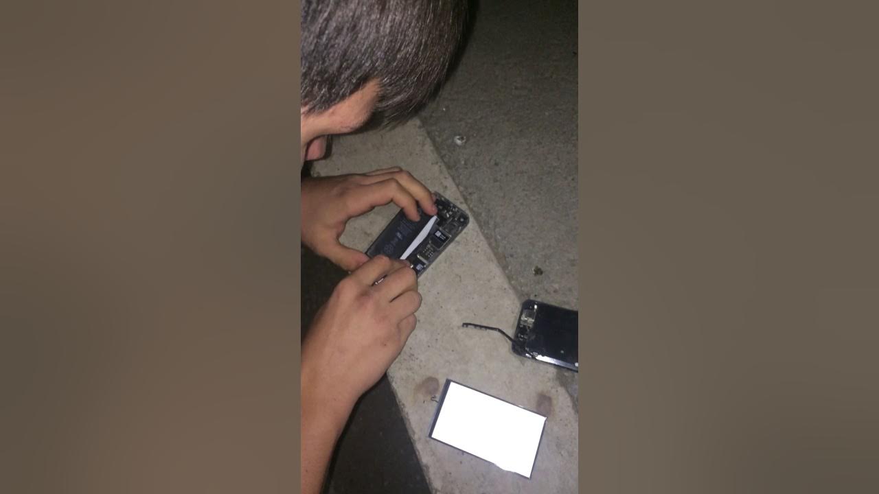 как сломать айфон навсегда. разбитый айфон. порт для зарядки айфон. как сломать айфон. как сломать айфон.