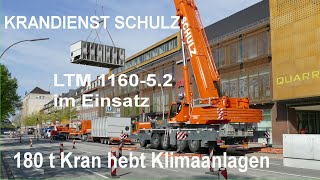 Krandienst Schulz LTM 1160-5.2 hebt Klimaanlagen auf Einkaufzentrum