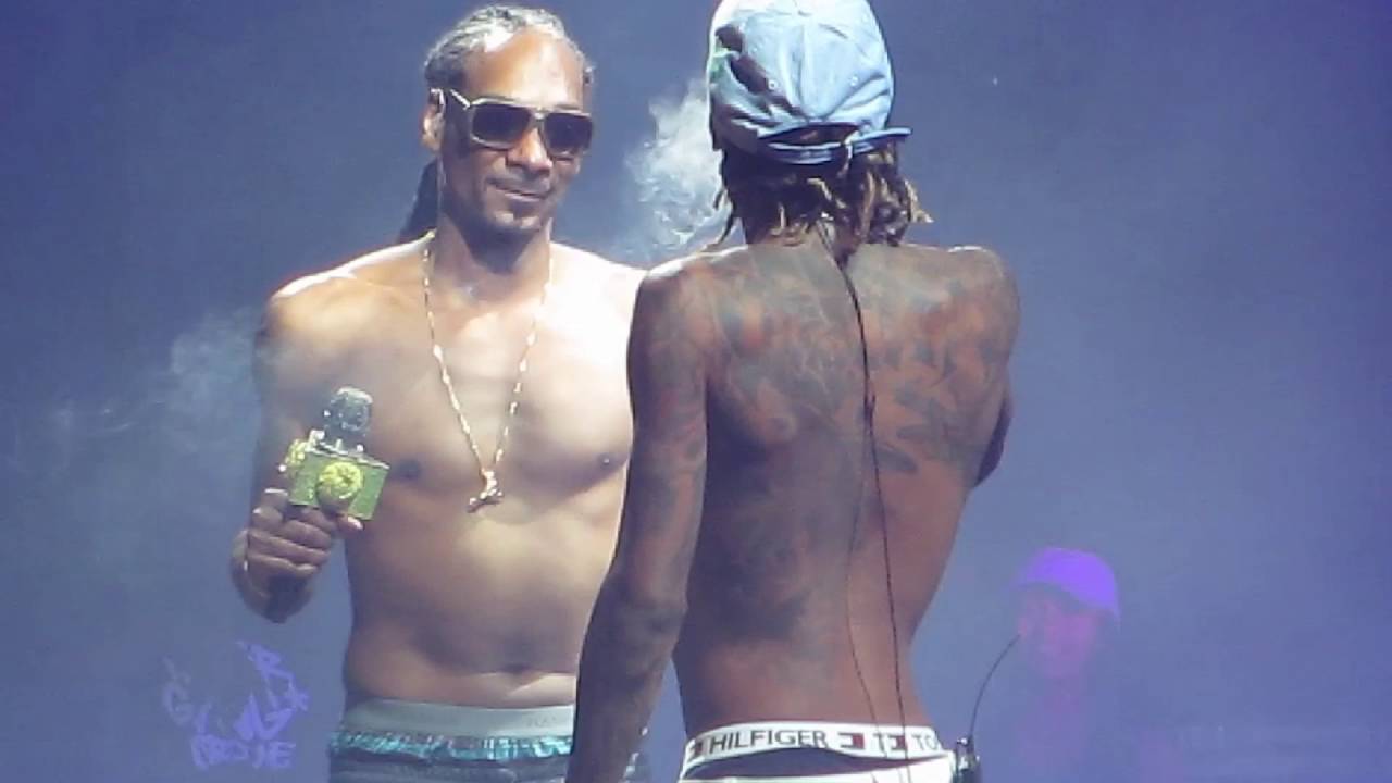 Wiz Khalifa Vs Snoop Dogg Smoking Contest Live On Stage Youtube Wiz Khalifa Vs Snoop Dogg Smoking Contest Live On Stage Youtube