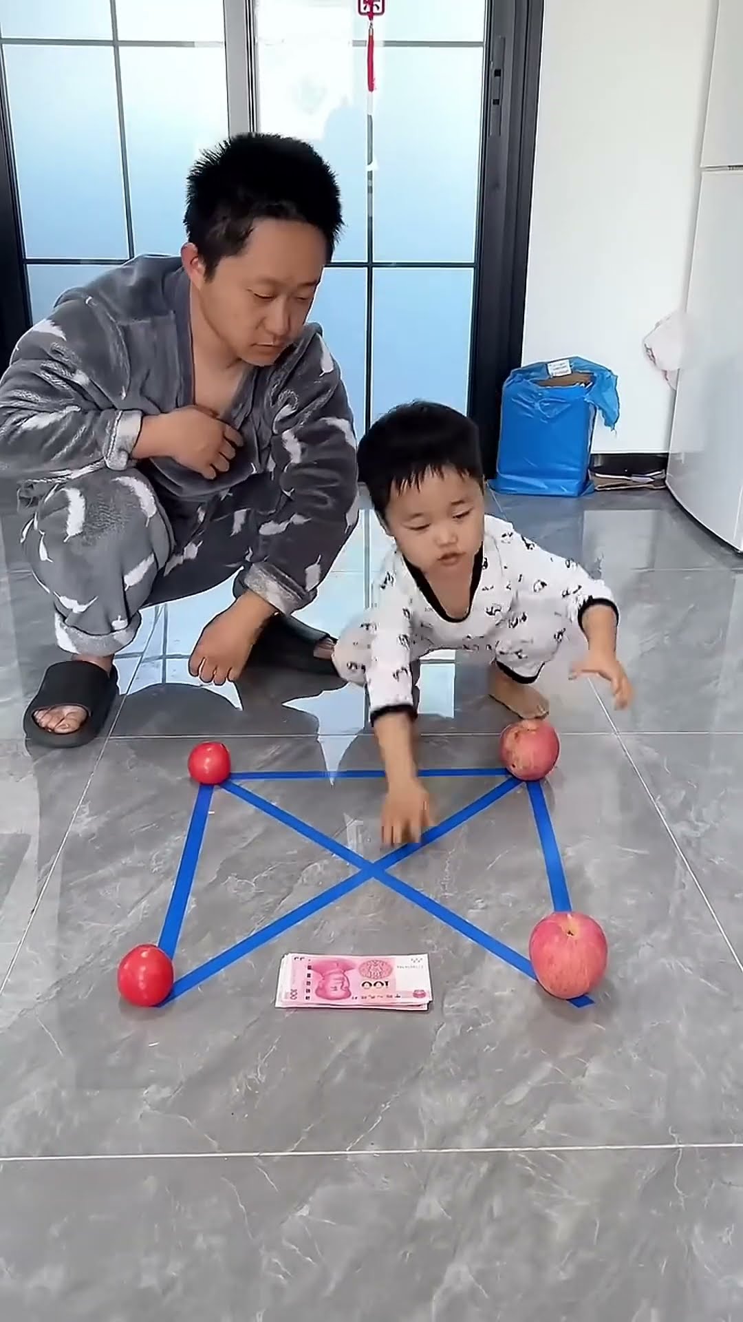 父子两玩游戏，还是儿子聪明#Cute baby#Cute#呆萌小米宝#聪明宝宝#萌娃#整蛊#测试