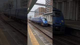 JR九州883系吉塚駅通過