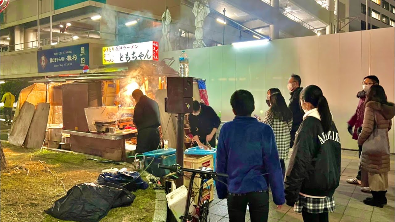 ⁣【Yatai 屋台】 博多華丸大吉がオススメする屋台 praying to household shrine before opening food stall.