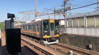 大阪メトロ中央線が乗り入れする近鉄生駒駅での列車が行き交う様子