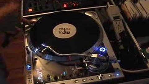 Demo of two Numark X2 hybrid DJ turntables (part 2)