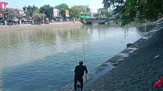 Pengen Dapat Patin, Malah Sampah Yang Nyangkut Di Kail