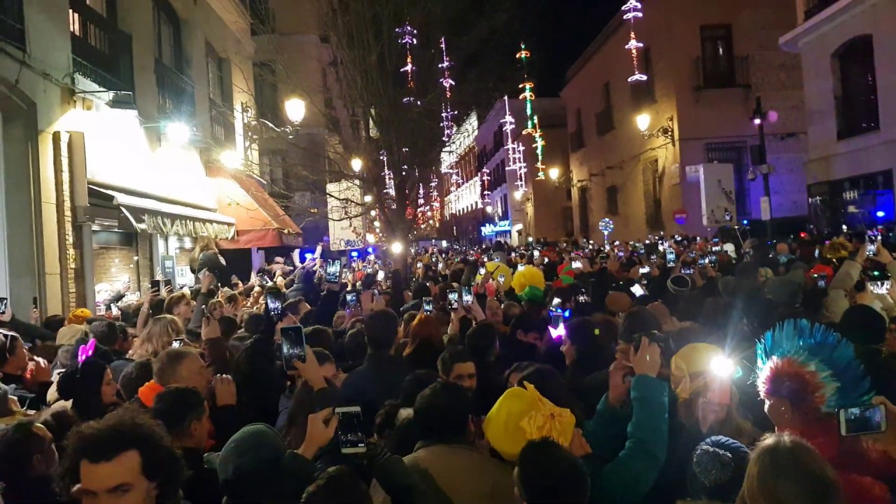 Noche veja la entrada de la puerta del sol  Madrid 2019