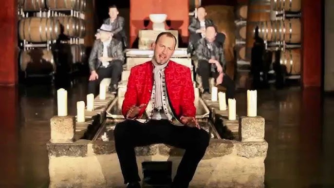 Purvo shtab-kvartirasining yalangoch qizlari