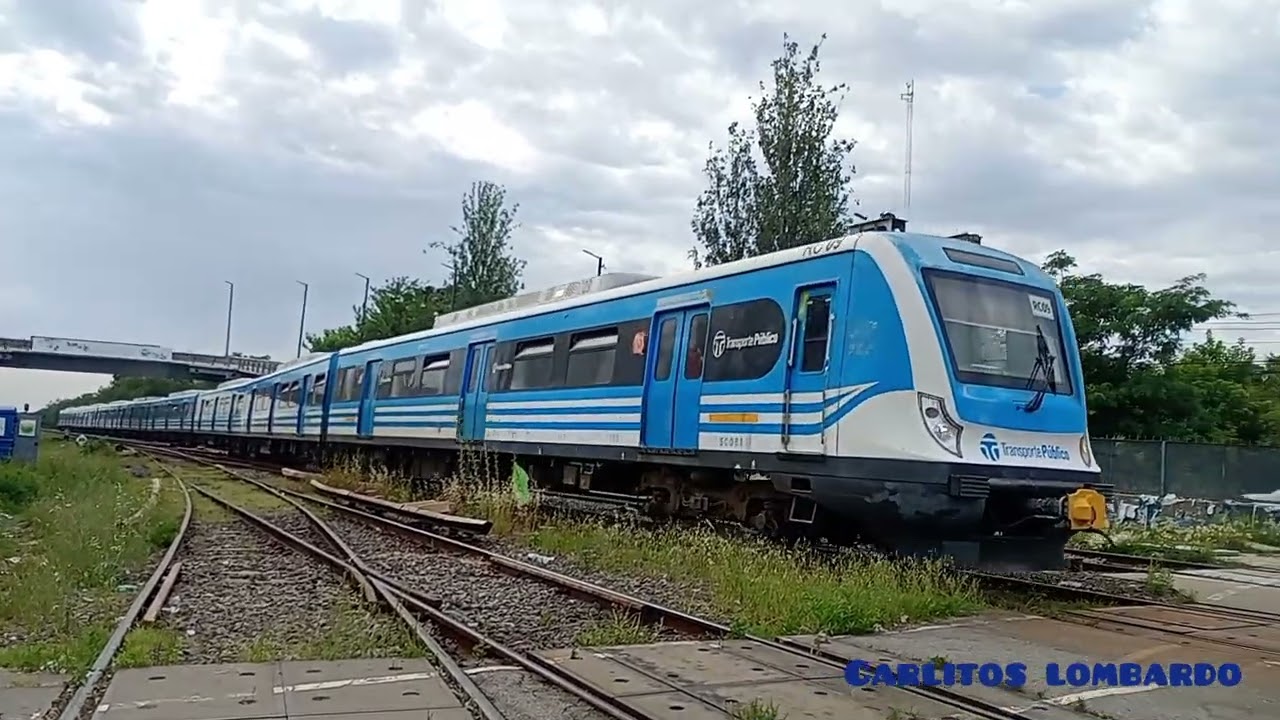 Cruce de trenes en moreno larga distancia  CKD8G0002 a once y local CSR RC09 llega a moreno 20/11/25