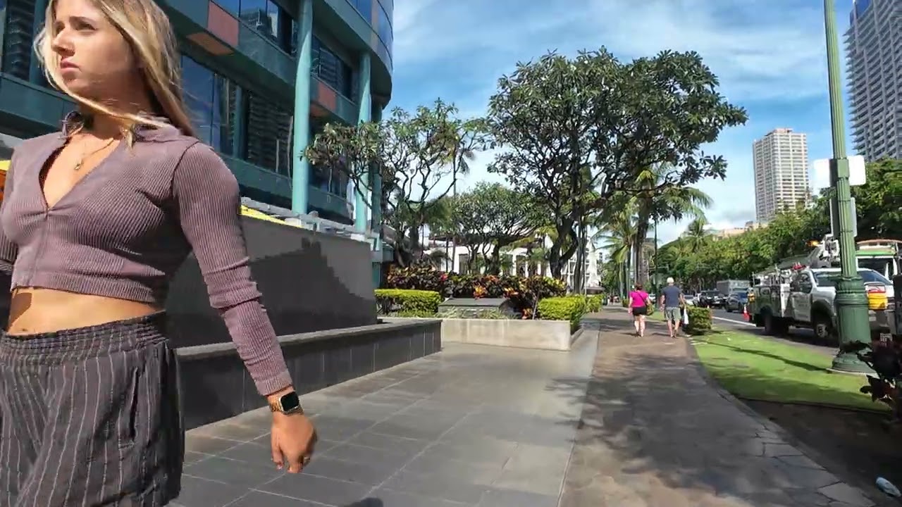 Walking Waikiki Commercial side Nov 5, 2025