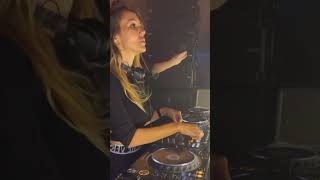 Deborah DeLuca dropping Coolio’s “Gangster’s Paradise” | Subscribe for more DJ content Resimi