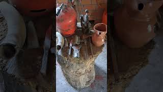 Preparativos instrumentales para la matanza del lechón o cerdito (cochinillo).