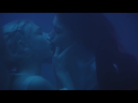 euphoria-(1x06)---rue-and-jules-kiss-in-the-pool