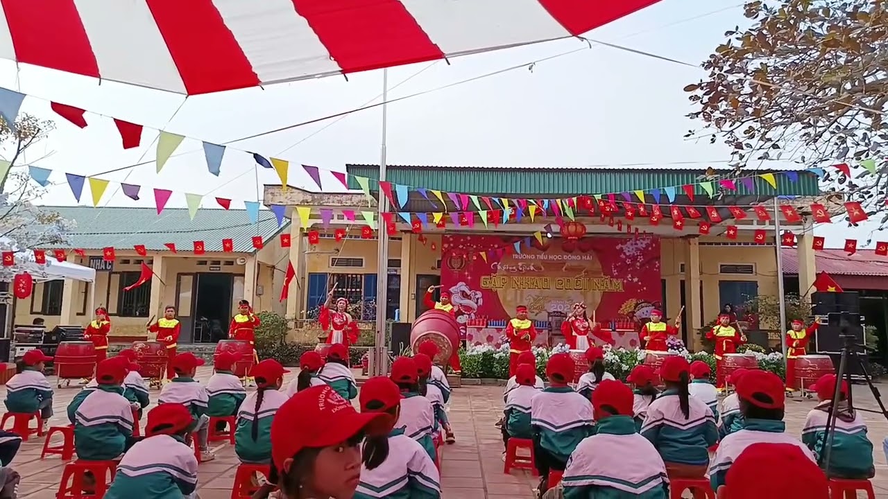 Màn trống hội khai mạc Gala gặp nhau cuối năm tiểu học Đông Hải xã Quỳnh An 