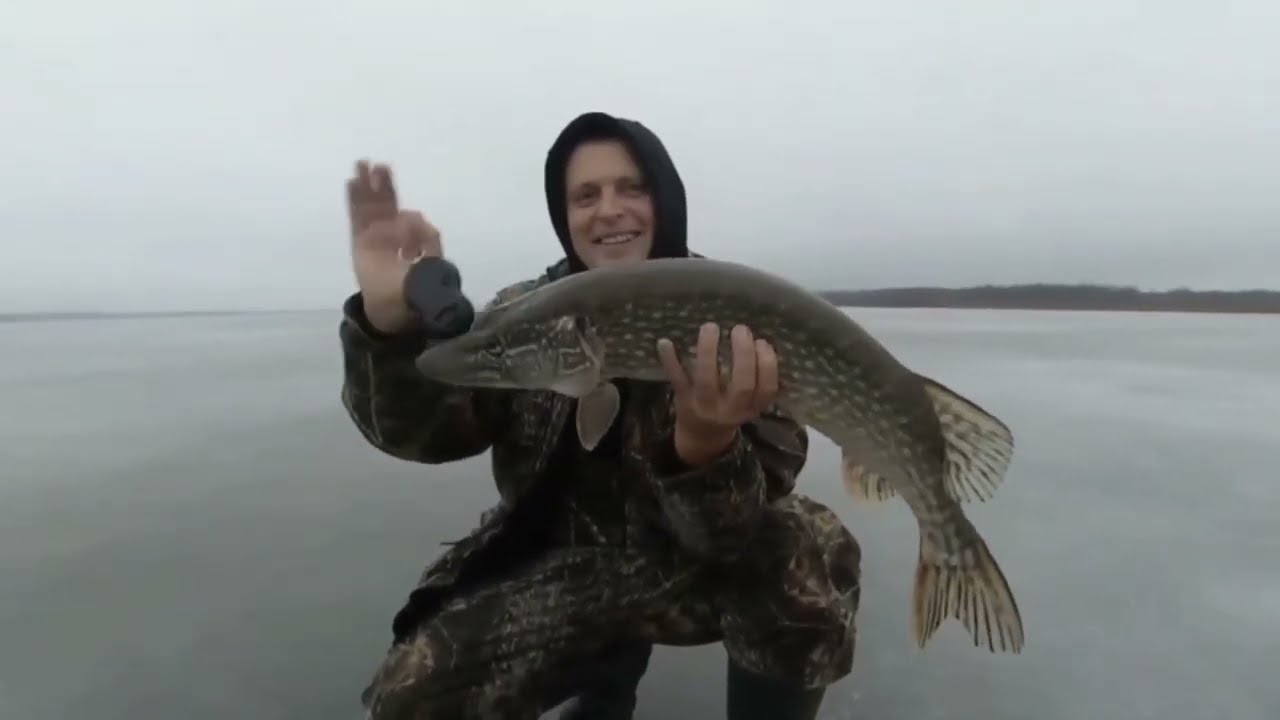 ПЕРВЫЙ ЛЁД в БЕЛАРУСИ. ЩУКА вырывает леску из рук. С наступающим новым годом...