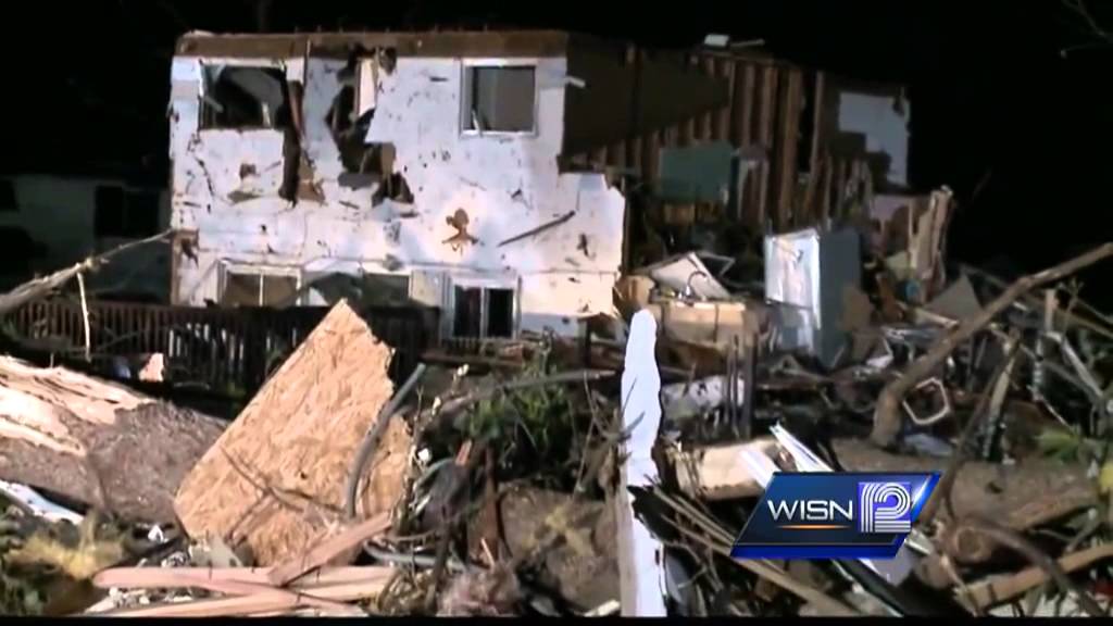 IL residents cleaning up after tornados