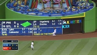 NYM@MIA: Ozuna hauls in catch on the run to rob a hit