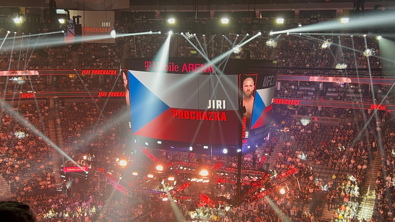  Jirí Procházka UFC 320 Walk Out (raw fan reaction)