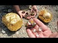 Девочка показывает классные находки!