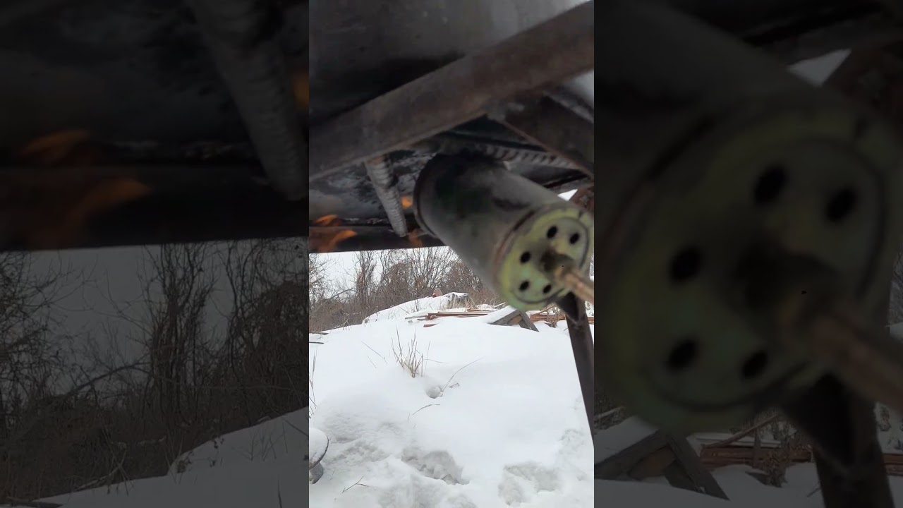 Газовая горелка снизу треножника греет дно огромной кастрюли огнём 23-ого Января