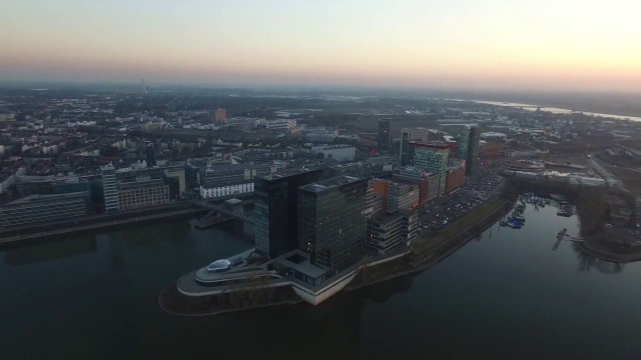 Düsseldorf Hafen/Rheinturm/Rhein mit Drohne von oben gefilmt