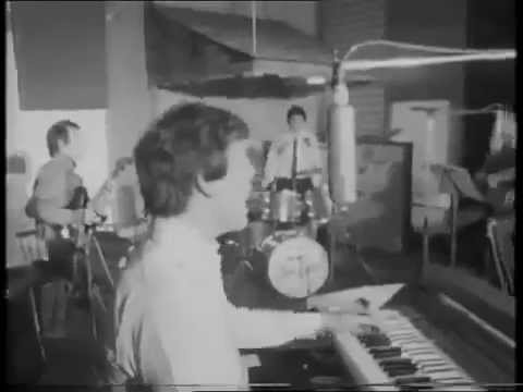 The Dave Clark Five on Ready, Steady, Go auf YouTube ansehen The Dave Clark Five on Ready, Steady, Go auf YouTube ansehen