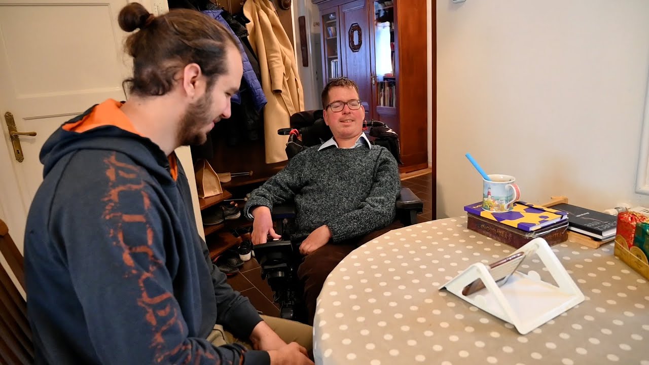 „Ha nem lenne asszisztensem, nem tudnék létezni” – élet a kerekesszéken túl | nlc