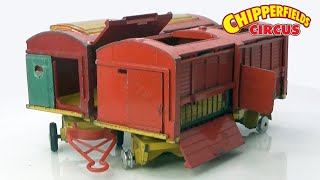 Chipperfield Sirki Hayvan Kafesi. İki Corgi döküm modelinin restorasyonu.