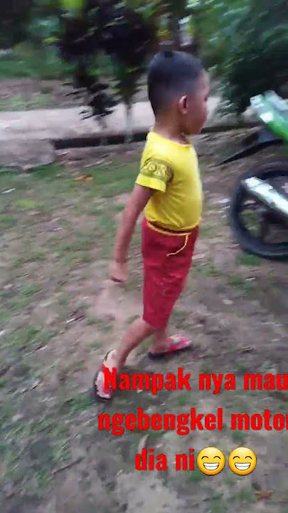 anak pintar kamal mau bengkel motor😀😀