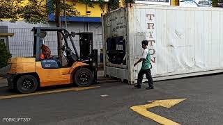 Pekerjaan bongkar dan muat kontainer dengan forklift di masa pandemi wabah