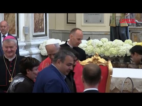 Video Papa Leone nella Terra dei fuochi incontra don Patriciello