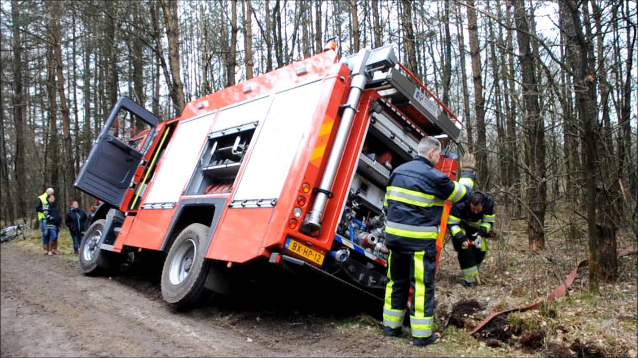 Brandweerauto van Appelscha botst op boom op weg naar brand