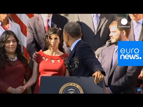 Obama rattrape une femme enceinte sur le point de s'évanouir durant un discours sur l'Obamacare