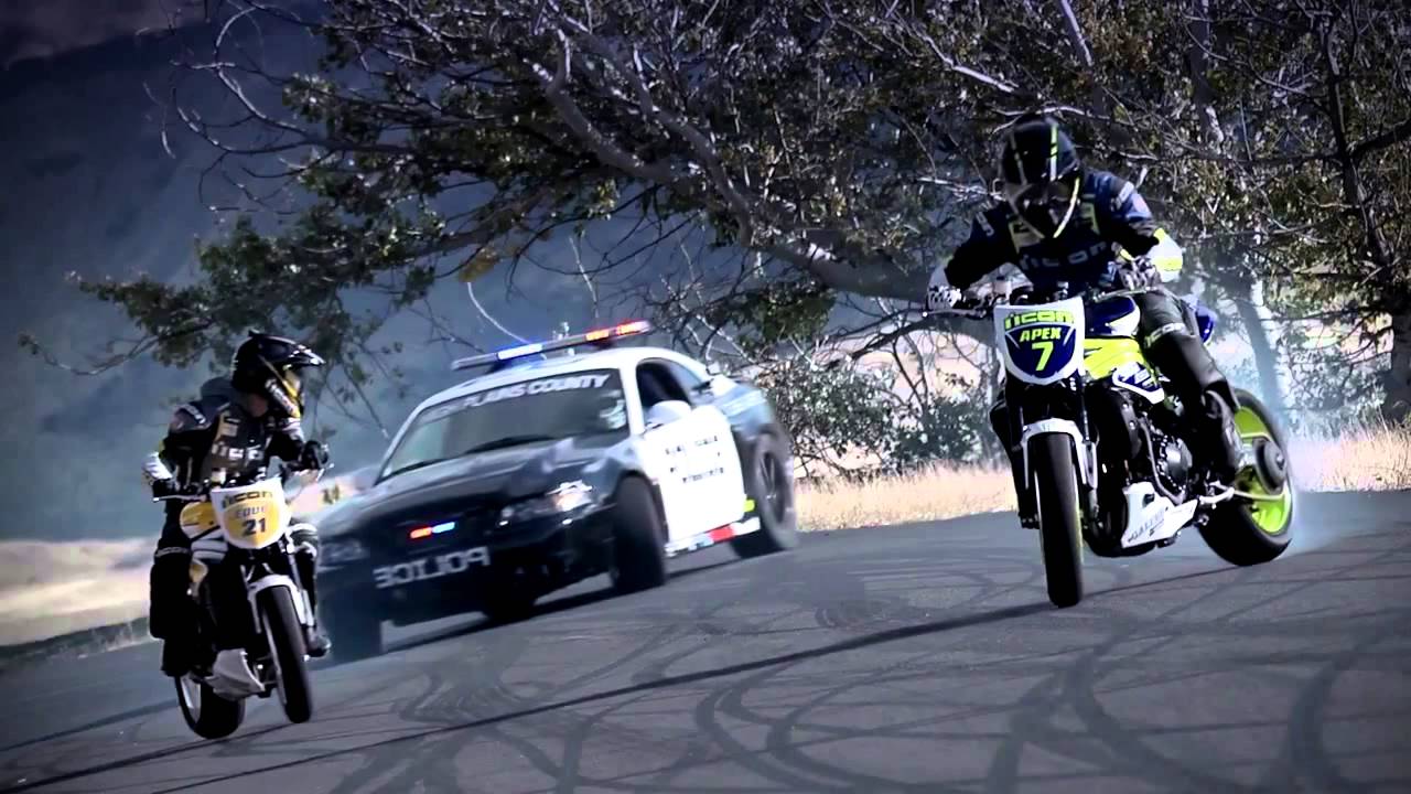 Resultado de imagem para fotos de ladrao correndo com policia atras