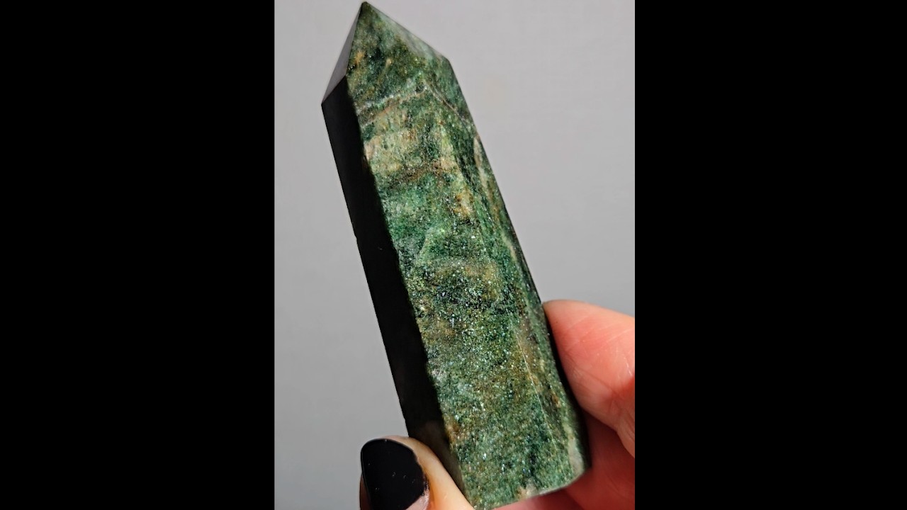 Green mica fuchsite tower with beautiful marbling - MCA66